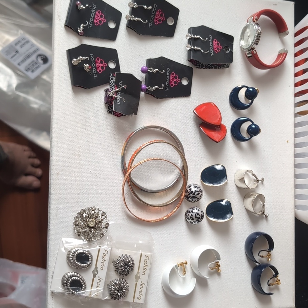 Mix Vintage Jewelry With Modern Bag Of 20 Pieces mix